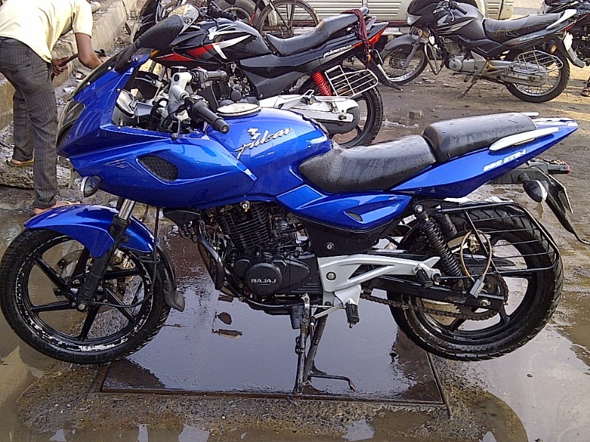 Pulsar 220 - Mumbai Motorcycles