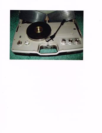 Portable record player, AM-FM Radio - New York Electronics