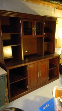 HUTCH W/ GLASS DOORS - Chicago Furniture