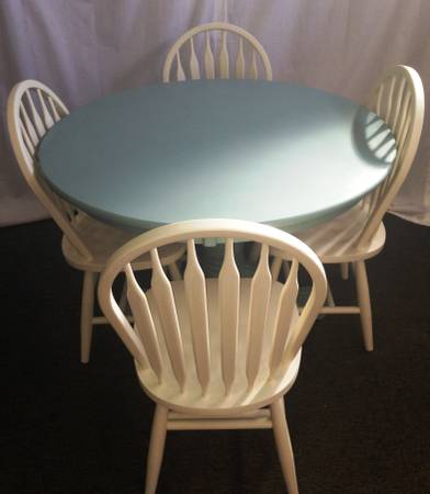 HAND PAINTED PEDESTAL TABLE & CHAIRS ~ EXCELLENT CONDITION! - Chicago Furniture