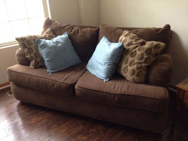 Love seat - super comfy, super deal. (Couch/sofa)  - Chicago Furniture