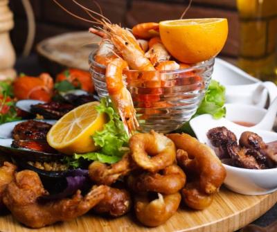 اكتشف تجربة المأكولات البحرية المثالية في مطعمنا - Dubai Hotels, Motels, Resorts, Restaurants
