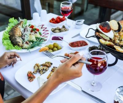 استمتع بالمأكولات البحرية اللذيذة في مطعم Fish المناسب ل - Dubai Hotels, Motels, Resorts, Restaurants