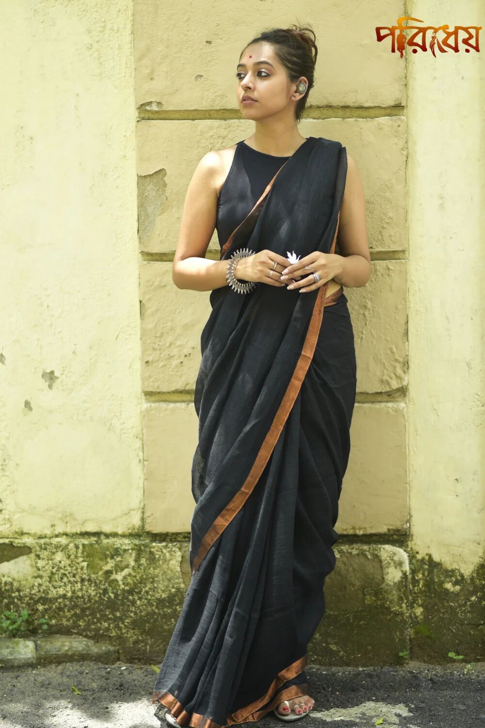 Purchase the Black Handloom Linen Saree at Poridheo! - Kolkata Clothing