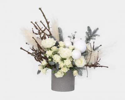 Glamour Rose's Christmas Floral Bouquet- Buy Now for Festive Delights!