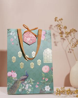 Discover the perfect Women's Day gift with personalized Gift bags from Lachi. 