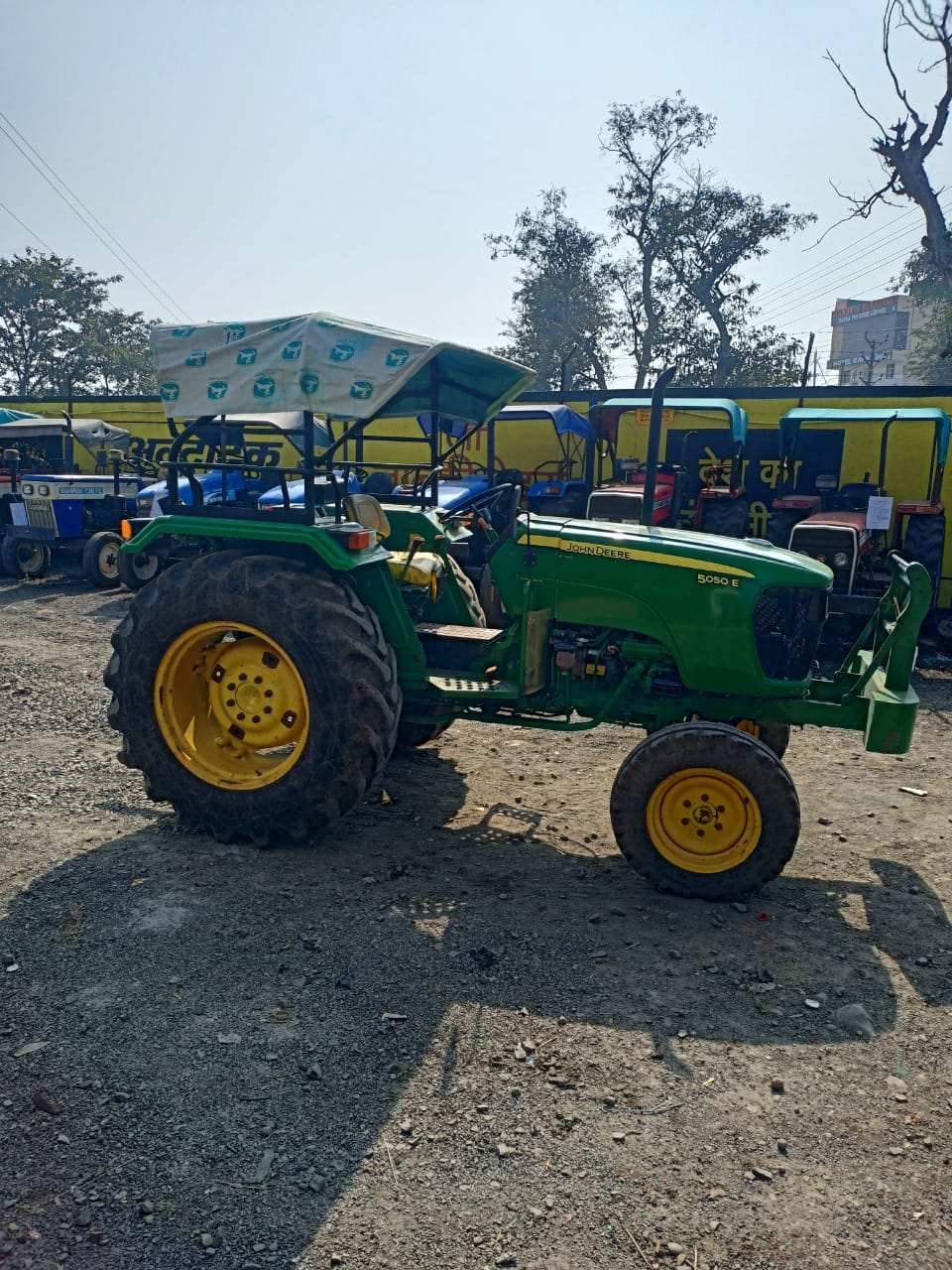 Old tractor - Mumbai Other