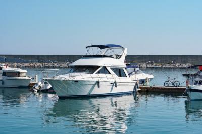 Luxury yacht rental services in dubai