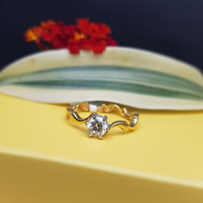 Solitaire Ring in 18K Gold