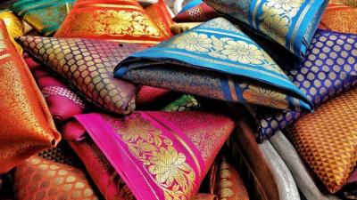 What skills can you learn in a saree designing course?